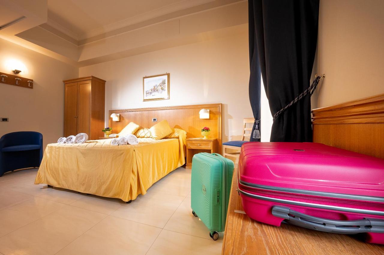 Hotel Sabbie D'Oro Giardini-Naxos Buitenkant foto